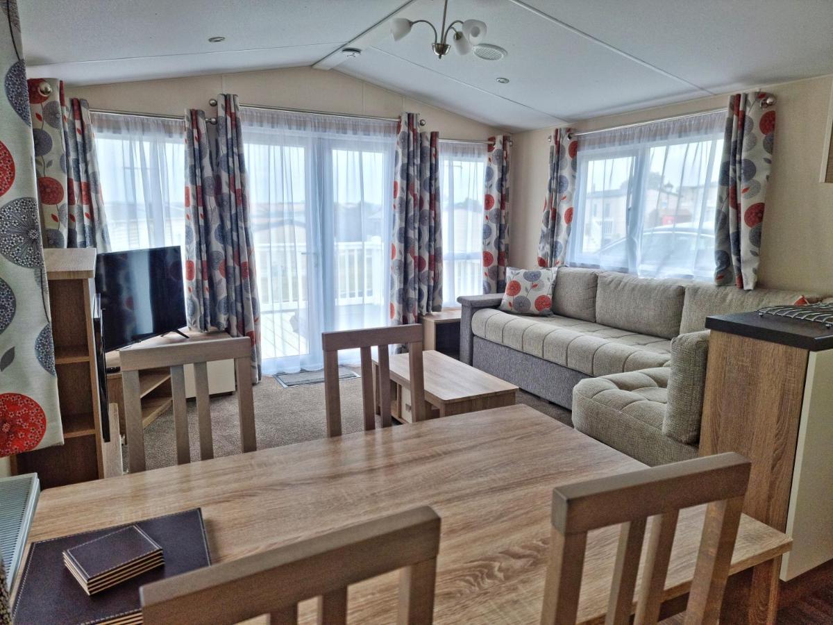 Rosefinch Sleeps 2 Persons-Private Hot Tub-Tranquil Holiday Away From It All Yet Not Far From St Austell- The Holiday Home Has One Bedroom, Living And Dining Area, Equipped Kitchen-Decking-Outdoor Furniture-Fishing Lakes-Non Pet Unit Exterior foto