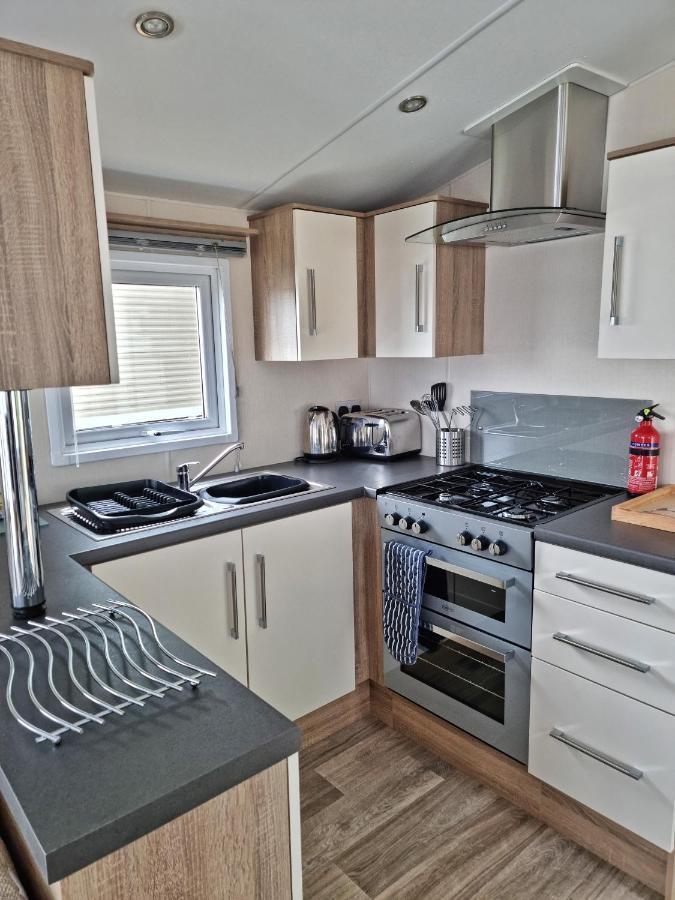 Rosefinch Sleeps 2 Persons-Private Hot Tub-Tranquil Holiday Away From It All Yet Not Far From St Austell- The Holiday Home Has One Bedroom, Living And Dining Area, Equipped Kitchen-Decking-Outdoor Furniture-Fishing Lakes-Non Pet Unit Exterior foto