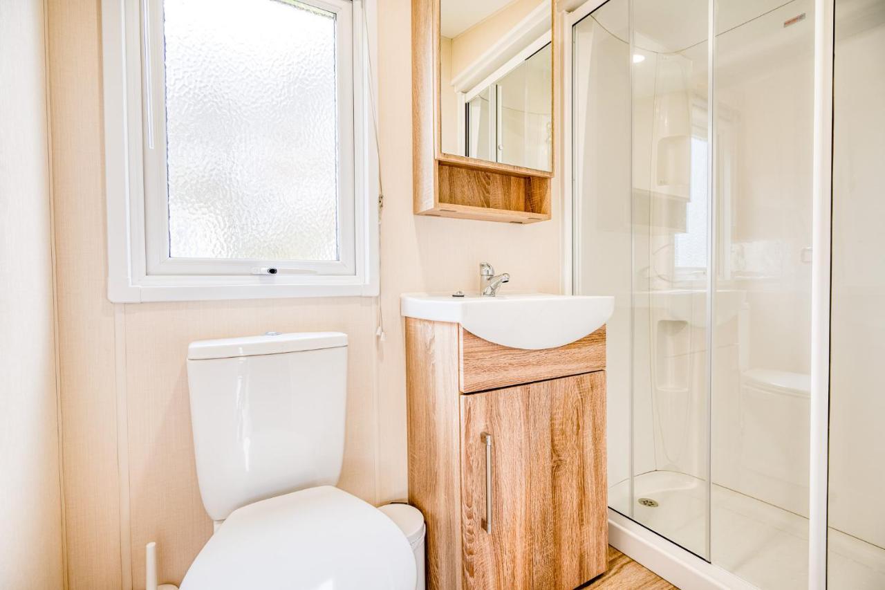 Rosefinch Sleeps 2 Persons-Private Hot Tub-Tranquil Holiday Away From It All Yet Not Far From St Austell- The Holiday Home Has One Bedroom, Living And Dining Area, Equipped Kitchen-Decking-Outdoor Furniture-Fishing Lakes-Non Pet Unit Exterior foto